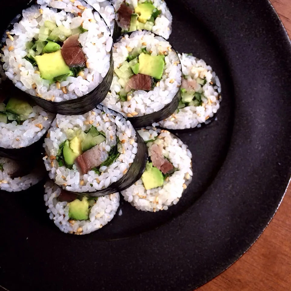 Sushi roll of avocado and mackerel しめ鯖とアボガドの海苔巻き|AYANOさん