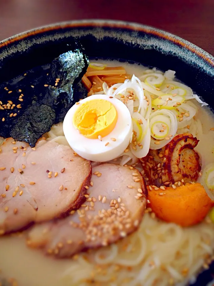 Snapdishの料理写真:豚骨ラーメン ホタテ入り|ラッシュさん