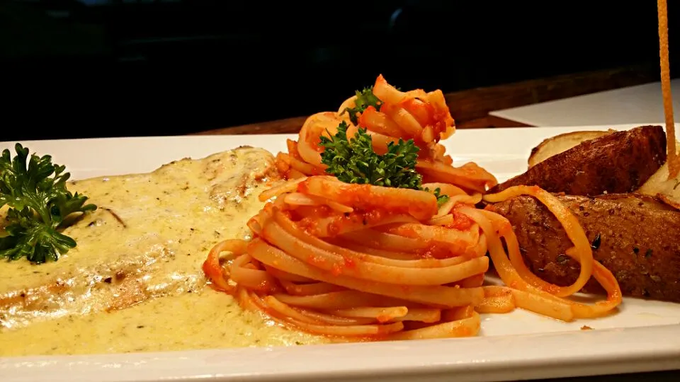 Grilled chicken breast in cream sauce with linguini alla vodka and rosemary roasted potatoes.|Charlotte Thomasさん