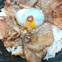 セブンイレブンの豚丼
卵がトロ～リ|kumiさん