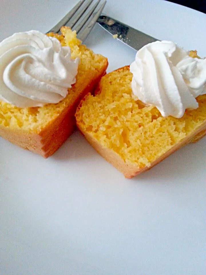 Snapdishの料理写真:オレンジジジュースのブレッド　OJ bread w/ cream on the side|Noriko  Fukudaさん