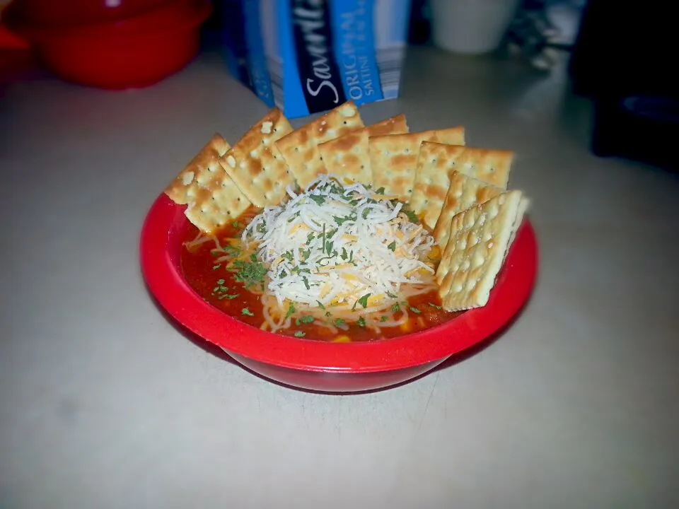 My homemade chili. Contains hamburger meat, pork breakfast sausage, deer sausage, mild chili beans, red kidney beans, pinto beans, onion, and corn. Topped with |Smokeythecryptkeeper Batesonさん