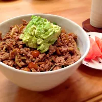 Snapdishの料理写真:なめカドそぼろ丼、トマト|Nari mikamiさん