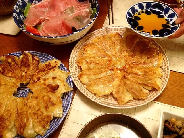 Snapdishの料理写真:2/9  夕飯♪   焼き餃子、生ハムサラダ、ひじき煮物、野菜スープ|ikukoさん