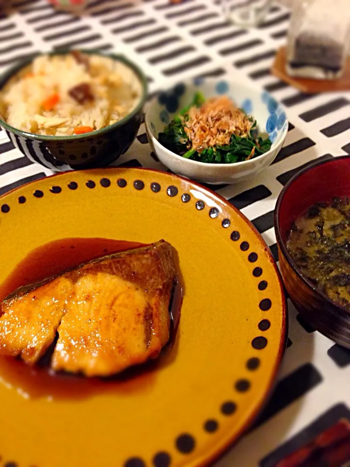 ブリ照り🍀ほうれん草のお浸し🍀かやくご飯🍀お味噌汁|mochaさん