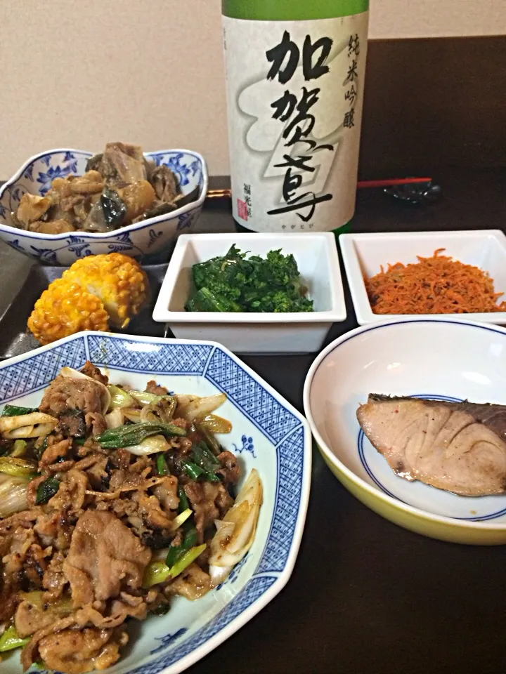 Snapdishの料理写真:本日の家居酒屋。豚肉の西京味噌漬け焼、鰤塩焼き、からし菜和えは今日作りました。もろこし揚げはお惣菜、ブリ大根とニンジンしりしりは常備菜的あまりもの。もちろん完食は無理(^^;;|ままぞうさん