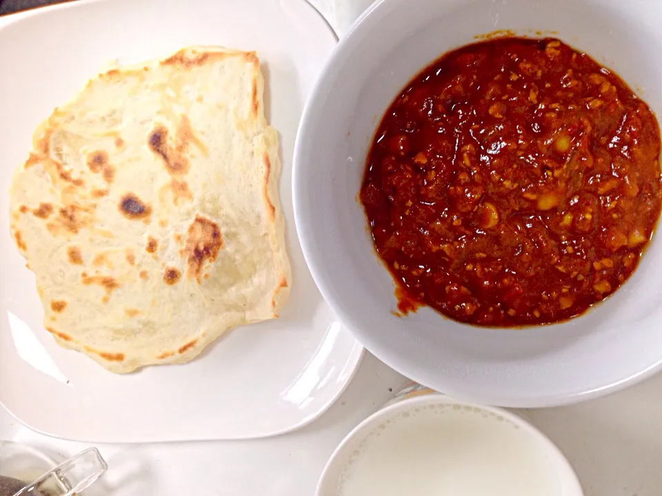 トマト鶏ひき肉＆ひよこ豆カレー、手作りナン|yukari yamamotoさん