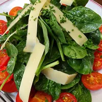 Baby spinach & tomato salad