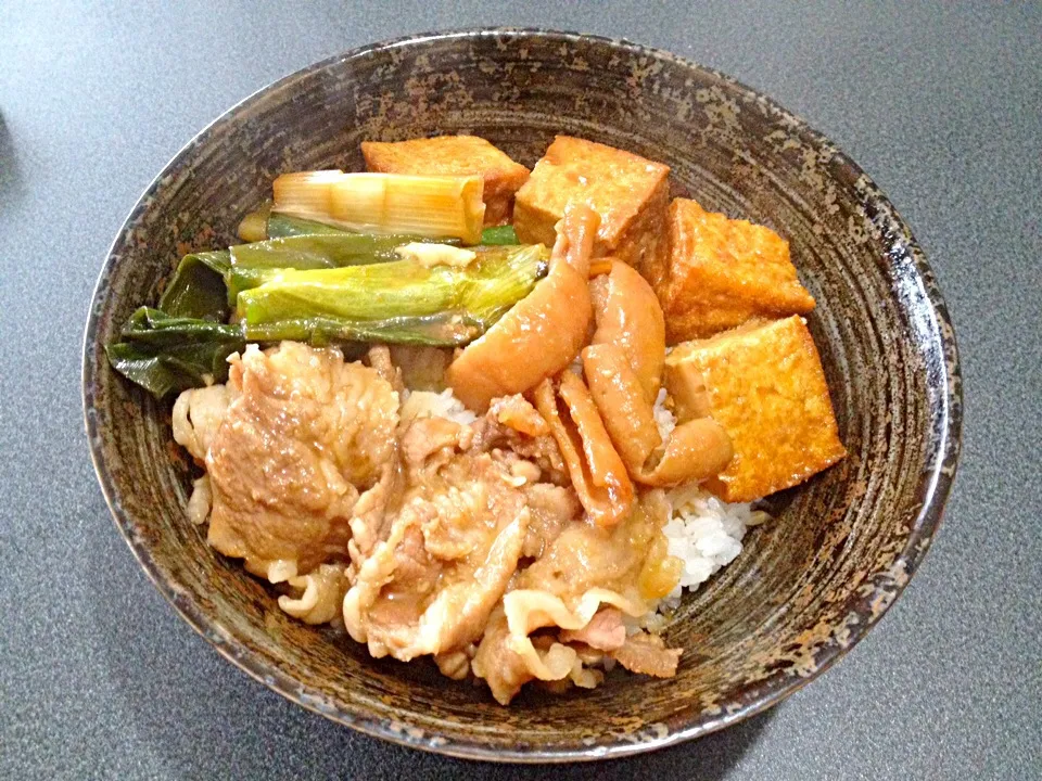 Snapdishの料理写真:豚ホルモン煮込み丼|TanTanさん