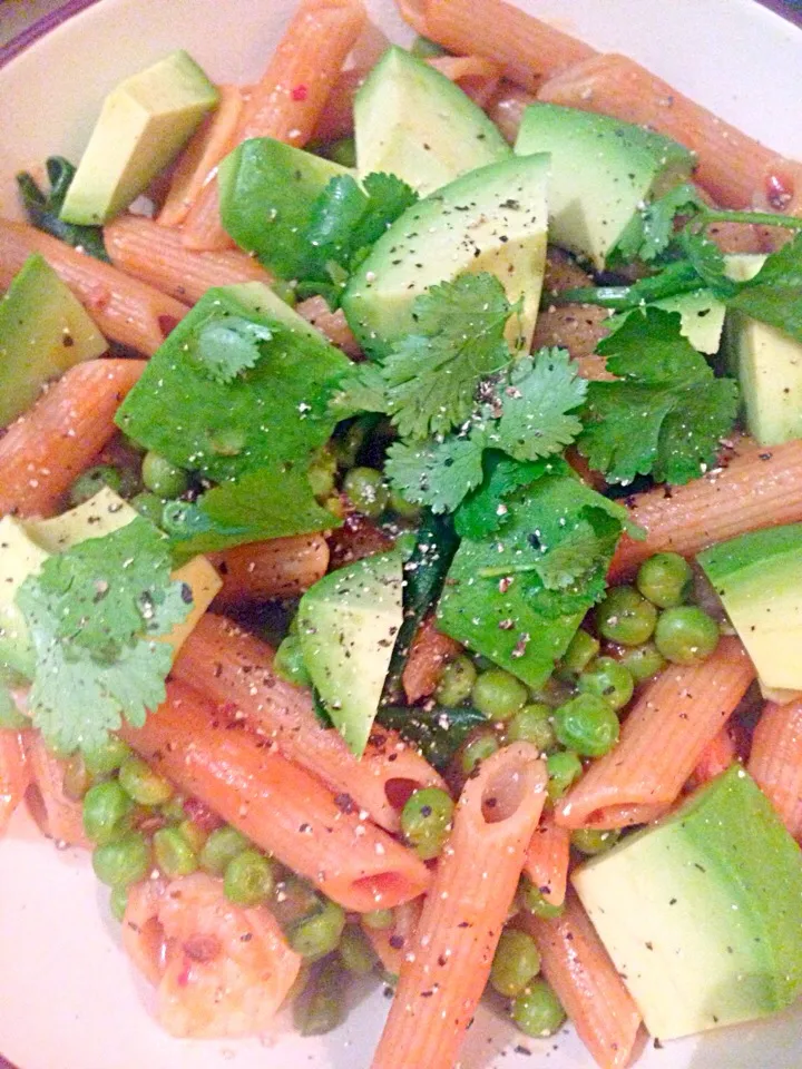 Wholemeal penne with peas, spinach, avocado, corainder, prawns and chilli.|Sonia Harrisさん