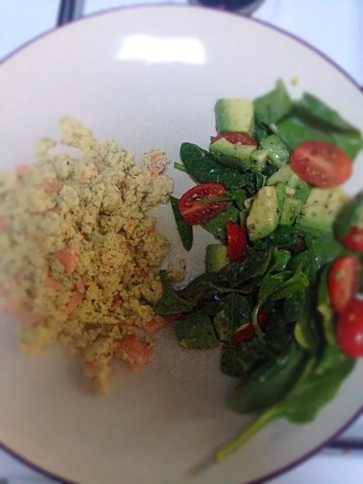 Smoked salmon scrambled eggs with spinach, avocado and tomato salad|Sonia Harrisさん