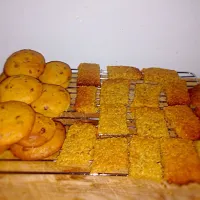 Snapdishの料理写真:Chocolate chip cookies and flapjacks|Sonia Harrisさん