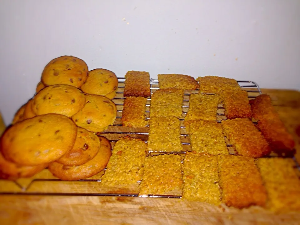 Snapdishの料理写真:Chocolate chip cookies and flapjacks|Sonia Harrisさん