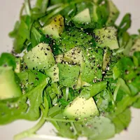 Snapdishの料理写真:Perfect side salad of spinach, avocado, cracked pepper and lime|Sonia Harrisさん