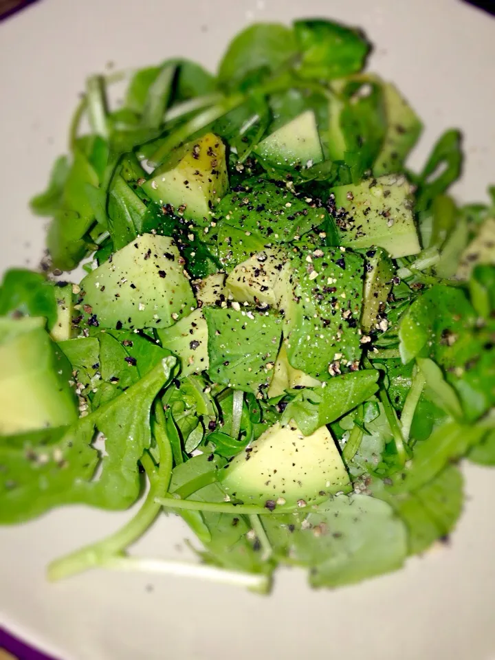 Perfect side salad of spinach, avocado, cracked pepper and lime|Sonia Harrisさん