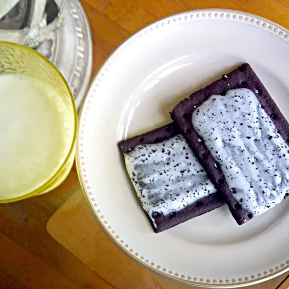 cookies and cream pop tarts|Whitney Kinnisonさん