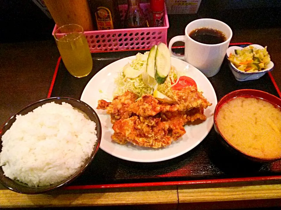 赤札屋の鶏唐揚定食です。
600円で、ご飯と味噌汁や珈琲とウーロン茶などが自由に自分でお代わりができます。
調子に乗ってお代わりなどを堪能してしまったので、マジで夕飯が食べられませんでしたぜ！
(@￣□￣@;)！|東京ライオンズさん