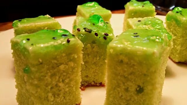 Green tea and Kiwi coffee cake squares.|Charlotte Thomasさん