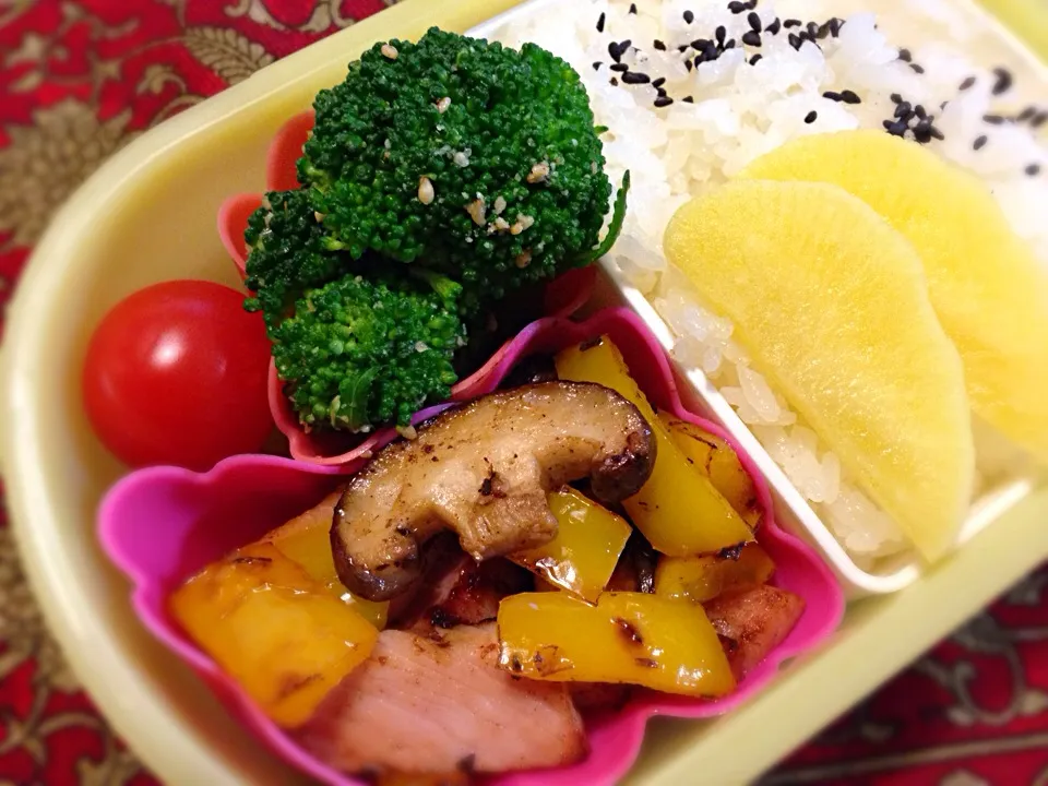 ハムとパプリカのハーブ焼き弁当|もえさん