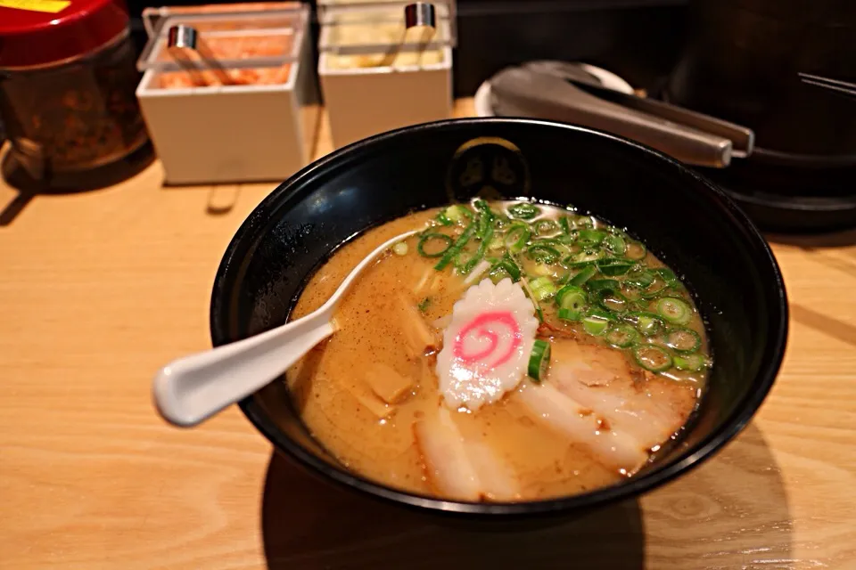 Snapdishの料理写真:豚骨醤油ラーメン|マハロ菊池さん