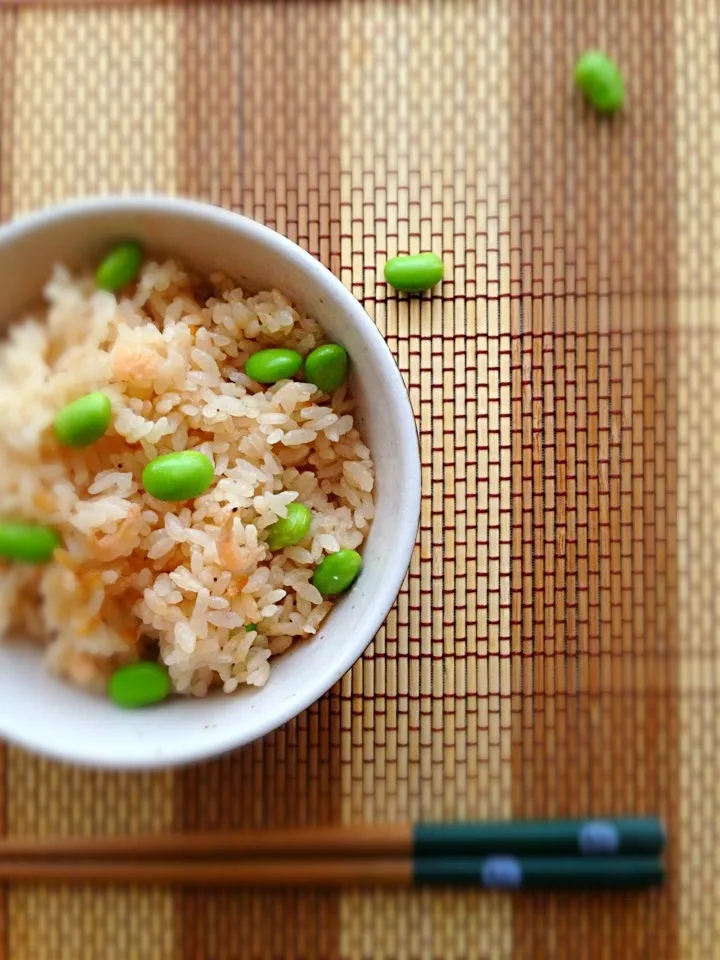 Snapdishの料理写真:セ◯ズじゃないよ！エダマメと桜海老の炊き込みご飯〜|sachiさん