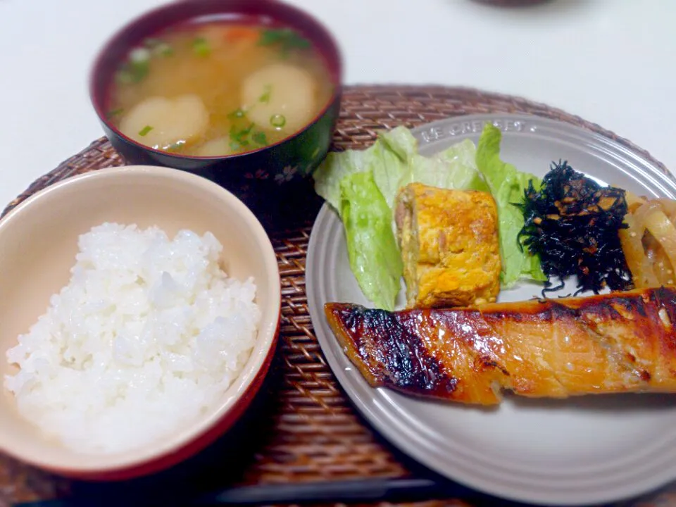 西京漬け シーチキンだし巻き 寒干大根入り生姜ひじき 大根出し醤油炒め じゃが人参焼き麩の味噌汁|にゃろめさん