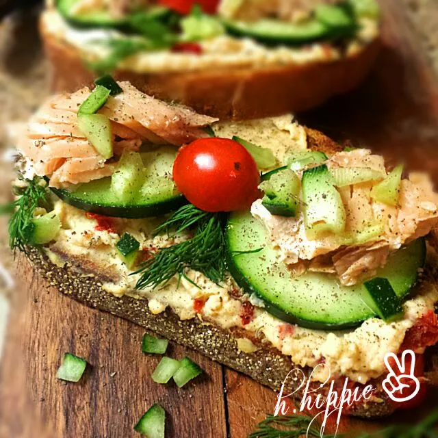 Smoked salmon bruschetta|cory harrisさん