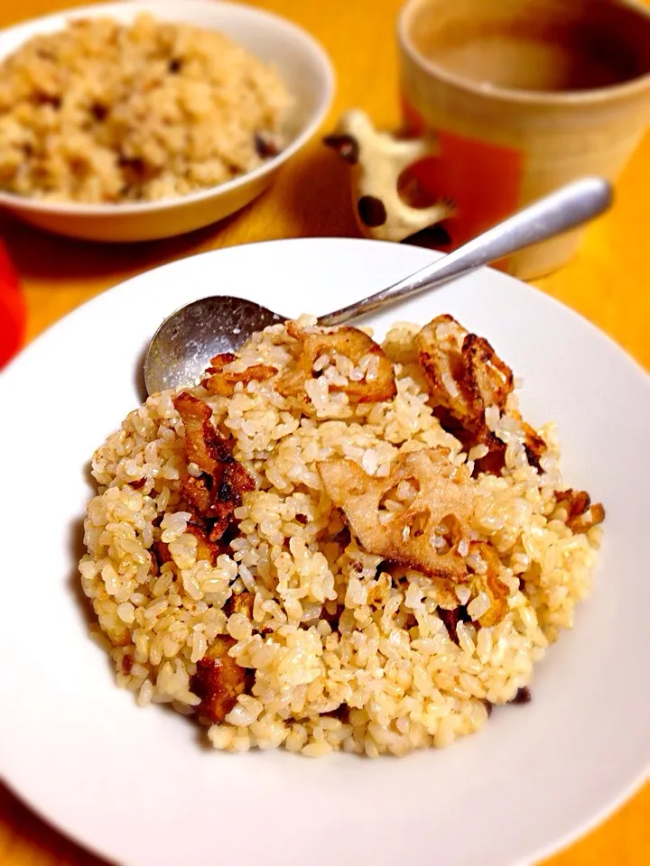 蓮根と薩摩芋の玄米炒飯 Fried rice of the unpolished rice which I put a lotus root and a sweet potato in|Misuzu(@misumisu0722 )さん