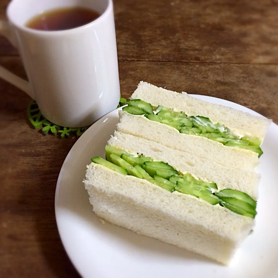 Snapdishの料理写真:きゅうりサンド。|タケウチチサトさん