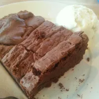 A chocolate brownie with a scoop of vanilla ice cream|Lucy Jane Dickensさん