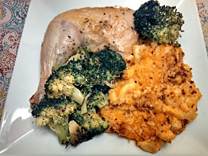 Dinner: roasted chicken, mac & cheese, roasted broccoli|Sashi Steinerさん