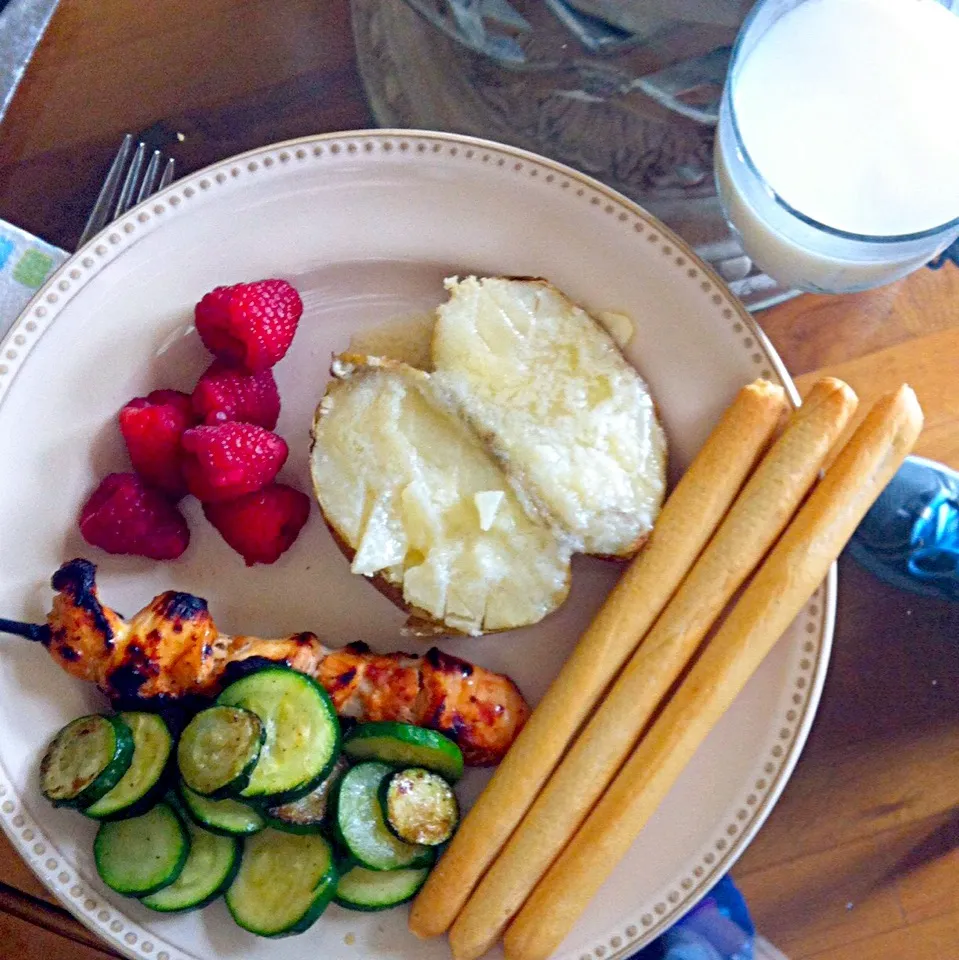 chicken skewers, baked potato, zucchini, raspberries, and breadsticks|Whitney Kinnisonさん