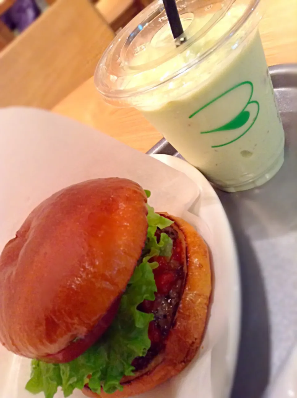 My 3rD BuRgEr... basiL aNd ToMaTo wiT RefReshiNg AvoCaDo SmooThiE|GeMzKiTchさん