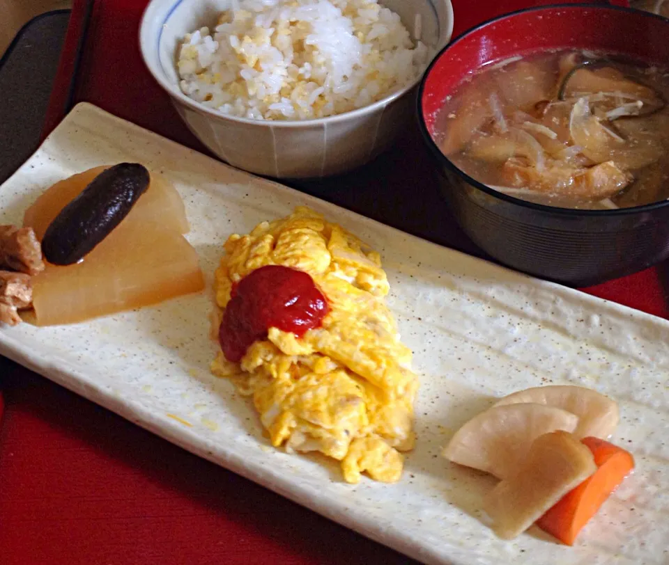 単身昼ごはん エノキのオムレツ 大根と干し椎茸のいしる煮 根菜のいしる漬 野菜味噌汁 雑穀ごはん|ぽんたさん