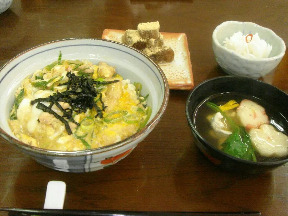 親子丼・吉野鶏と三つ葉のすまし汁・菊かぶ・
沖縄風くずもち|🌼ゆうか🌼さん