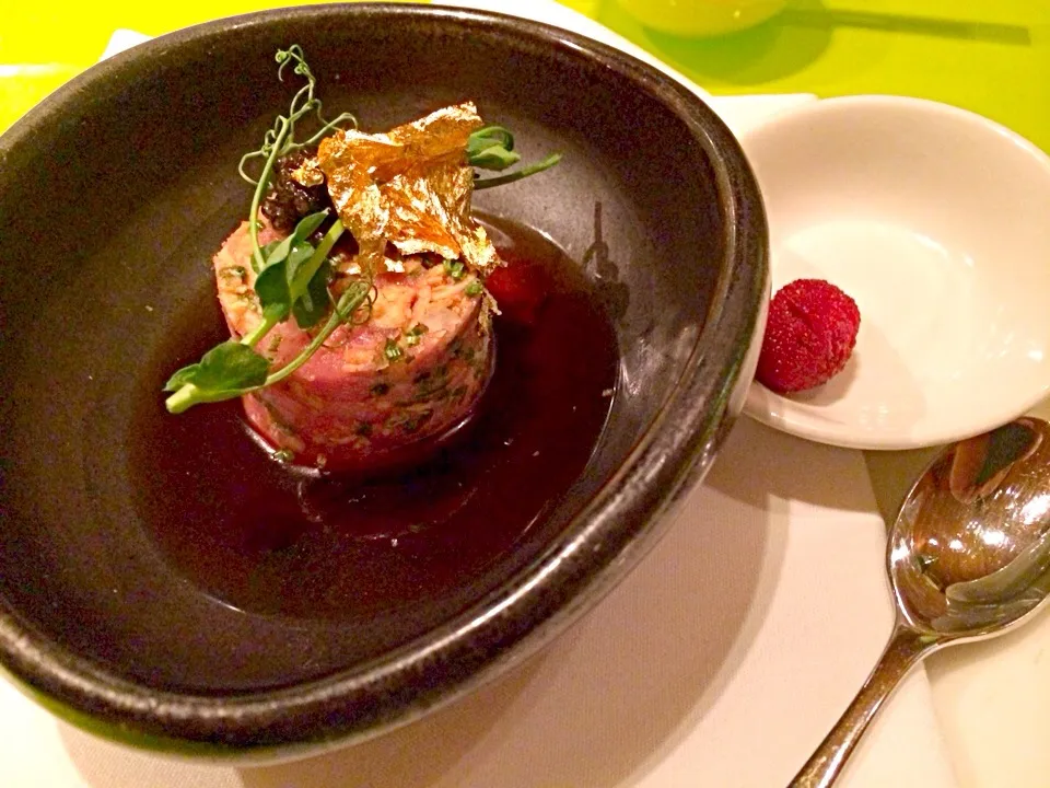 Snapdishの料理写真:Tuna tartar with caviar and gold flake|@namamotoさん