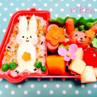 Snapdishの料理写真:ウサぴょんのお花畑お弁当💛|rikkoさん