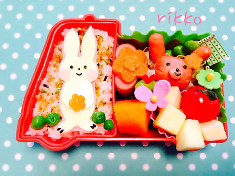 ウサぴょんのお花畑お弁当💛|rikkoさん