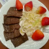 Beef, salad and strawberries♥|Elizabeth Leeさん