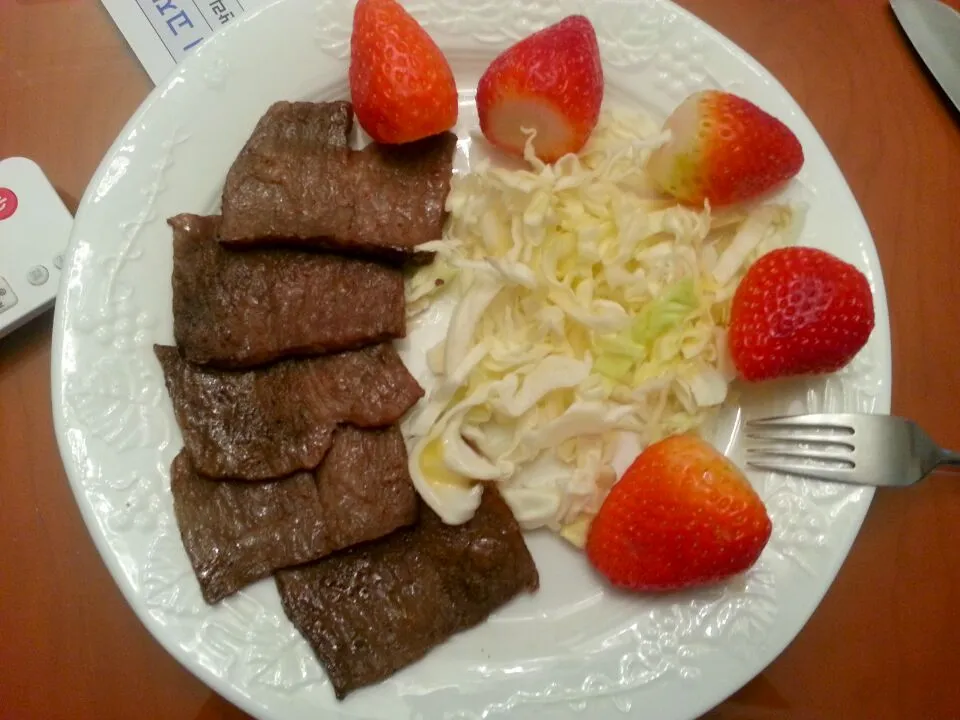 Beef, salad and strawberries♥|Elizabeth Leeさん