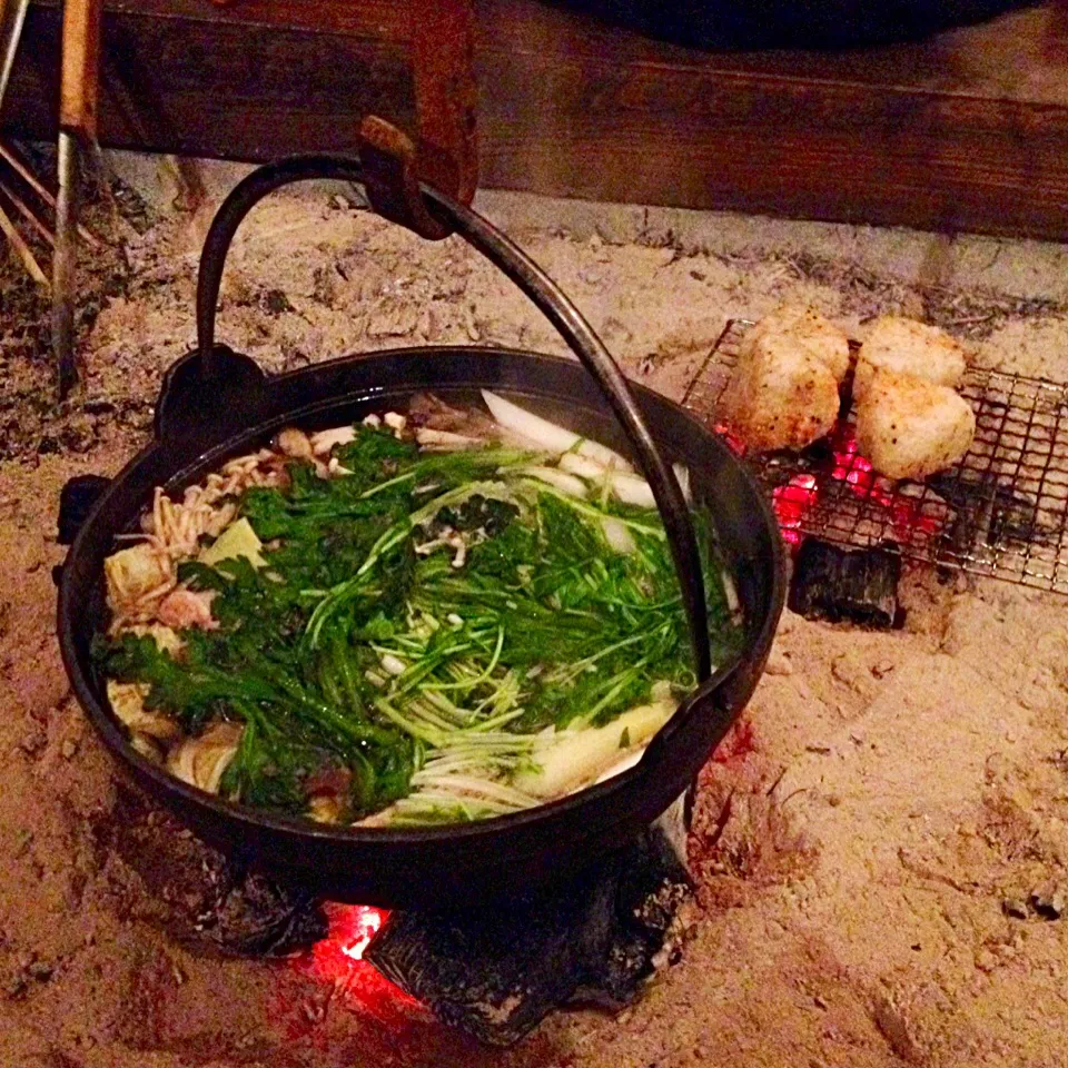 囲炉裏で鍋と焼きオニギリ🍙|喰いしんぼう豚さん