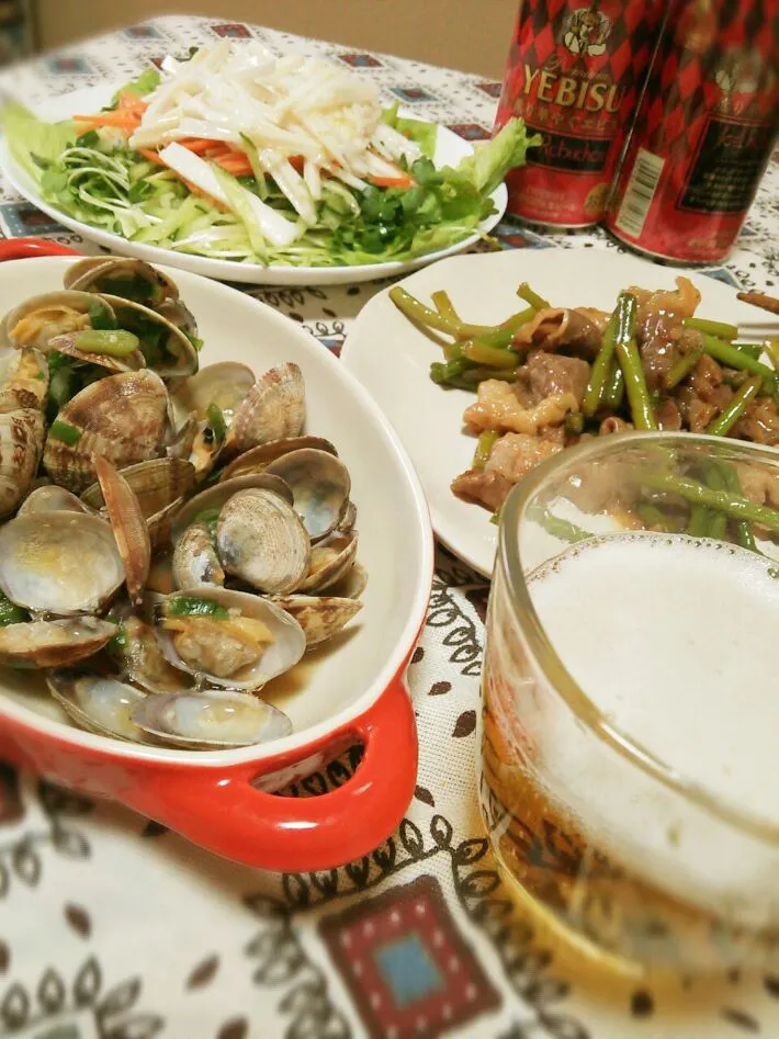 普段の食卓…浅利の酒蒸し、牛と大蒜芽炒め、山芋サラダ|トミーサクさん