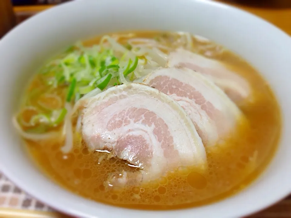 Snapdishの料理写真:とんこつ醤油ラーメン|taketakeさん