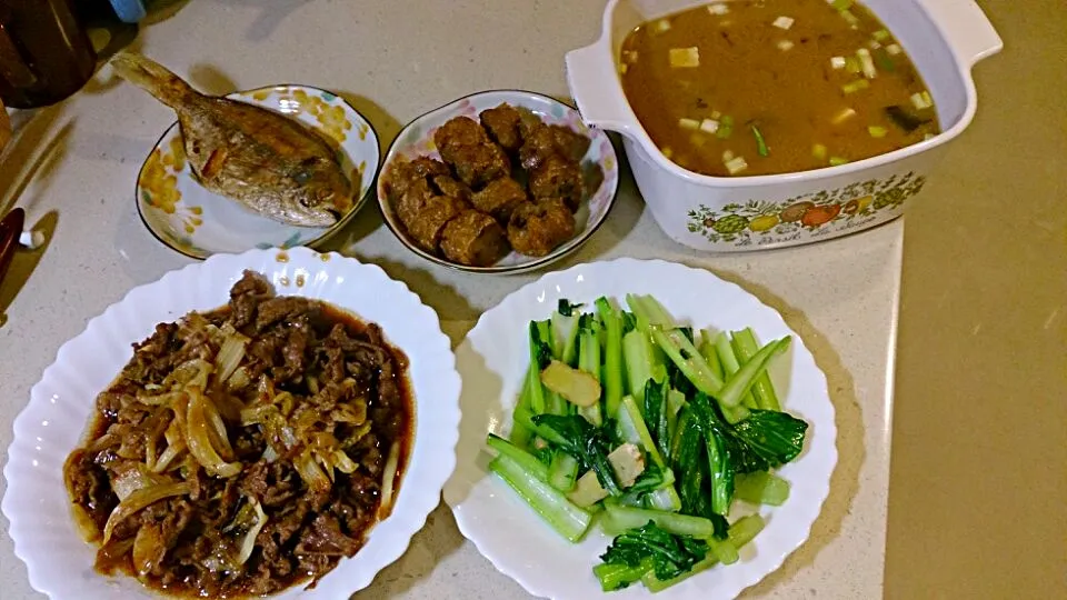 Snapdishの料理写真:壽喜牛+炒油菜+煎肉魚+雞卷+豆腐菇菇味噌湯|Emily Yangさん