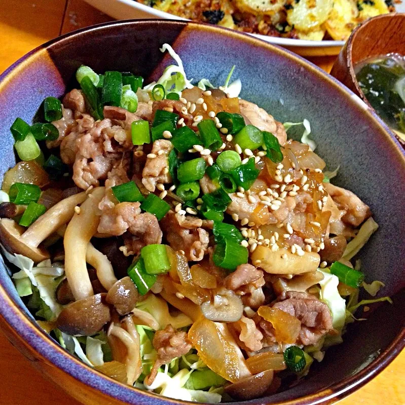 【豚丼の日】甘辛豚丼千切りキャベツのっけ|カウンター嬢さん