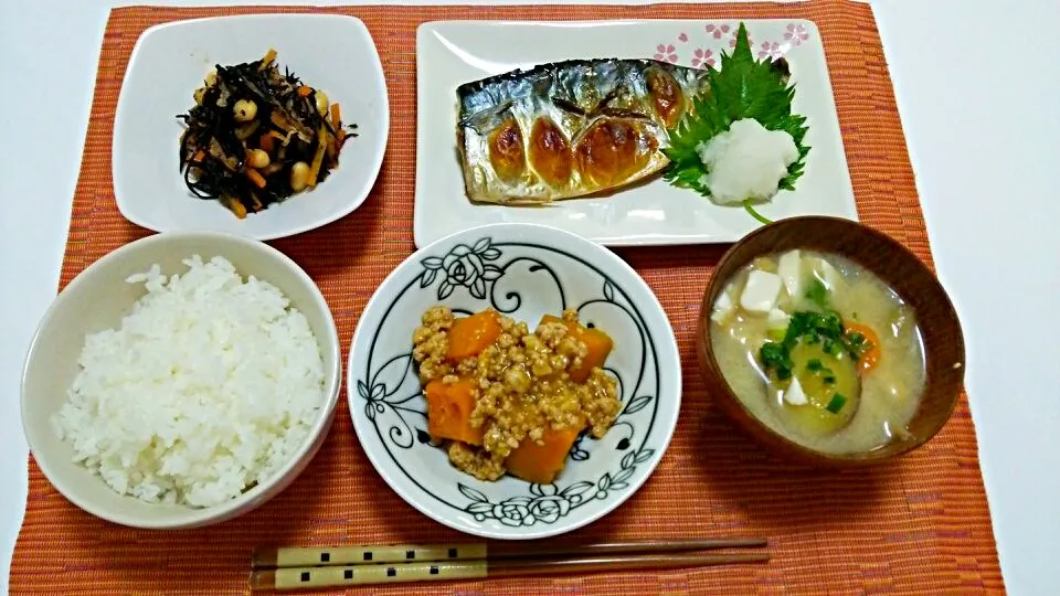 Snapdishの料理写真:鯖の塩焼き、ひじきの煮物、南瓜のそぼろあん、お味噌汁♡|yuiさん