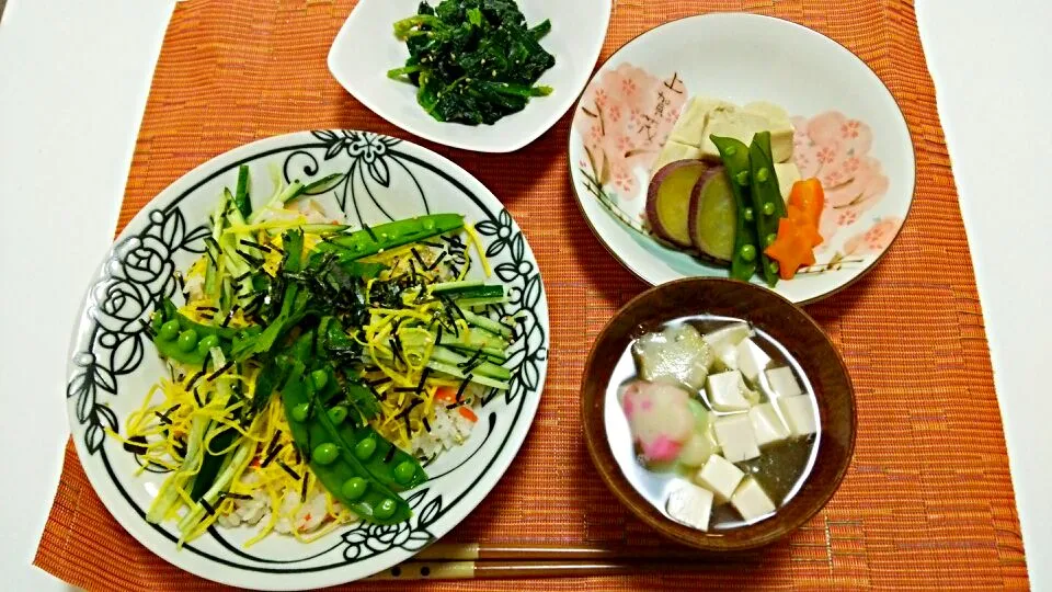 Snapdishの料理写真:ちらし寿司、高野豆腐と野菜の煮物、ほうれん草の胡麻和え、お吸い物♡|yuiさん