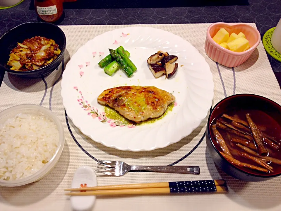 Snapdishの料理写真:メカジキのバジルソース添え 白菜麻婆|ふじたさやかさん