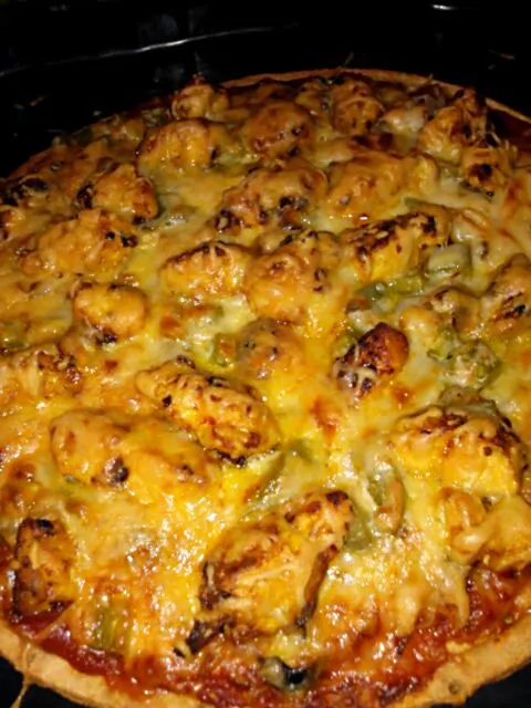 Homemade grilled chix pizza with olives, jalapenos, green Bell pepper, onion, and chz.|Polly Gelfusoさん