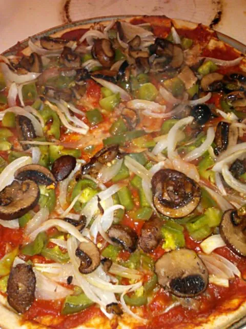 Homemade vegan veggie pizza with onion, green Bell peppers, jalapenos, olives, and mushrooms.|Polly Gelfusoさん